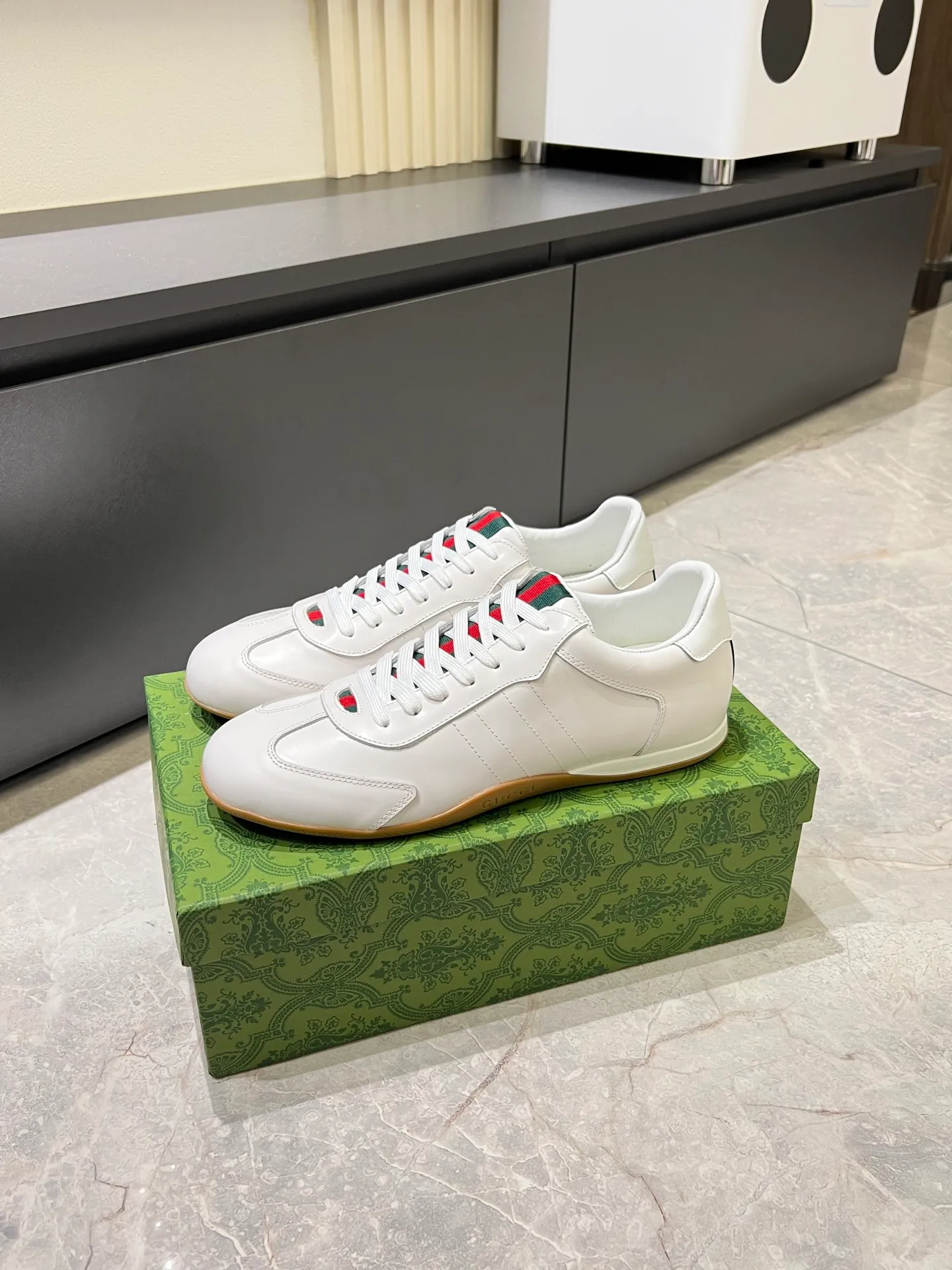 Men's shoes 💰p400 Gucci Shift series sports shoes, featuring lightweight thin sole design, suede + canvas + technical fabric splicing, perfect texture! The tongue and heel have red and green webbing, which is highly recognizable✨. The classic brown + off-white color scheme is retro and modern. The shell-toe shoe shape makes the feet smaller. It is perfect for daily wear or skirts and trousers. The upper fabric + elastic heel is easy to put on and take off, and the wrapping feeling is comfortable. It can be used for commuting and leisure. It has become one of Demna Gvasalia’s hottest items after taking over🔥. size: 38-45!